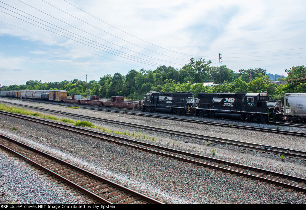 NS 737 and 3087 work the north end of DeButts Yard 
